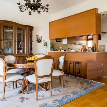 Large 3 Bedroom With Terrace Appartement Athènes